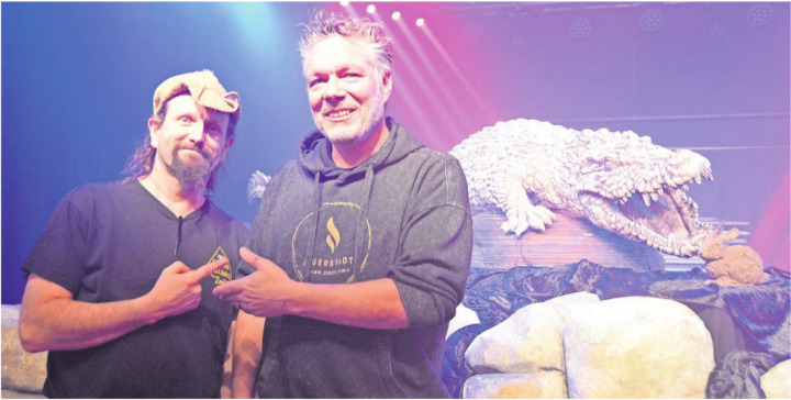 Ihre Freude am Resultat ist riesig: Barbetreiber Guido Viana (links) und Künstler Mike Tanner neben dem riesigen Alligator. Bild: Annemarie Keusch