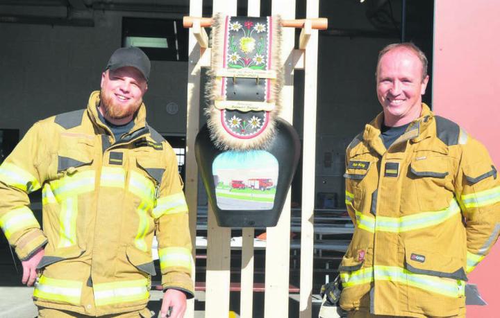 Der neue und der abtretende Kommandant der Feuerwehr: Patrick Betschart (links) und Reto Küng. Bilder: Annemarie Keusch