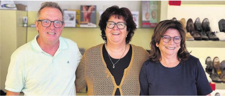 Daniel Kütt, Susanne Gut und Rita Hügli freuen sich auch im Jubiläumsjahr über glückliche Füsse ihrer Kunden. Bild: zg