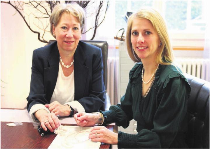 Sie teilen sich die Leidenschaft für Perlen und Schmuckdesigns. Elisabeth Käppeli (links) übergibt das Perlenatelier im Park an Andrea Dörig. Bild: Monica Rast Sie teilen sich die Leidenschaft für Perlen und Schmuckdesigns. Elisabeth Käppeli (links) übergibt das Perlenatelier im Park an Andrea Dörig. Bild: Monica Rast