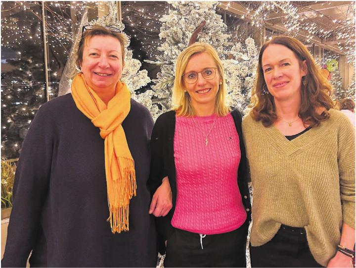 Bremgarten wird alljährlich zur kleinen Weihnachtsstadt voller Glanz und Wärme. Dieses Jahr soll dieser Zauber noch verstärkt werden. (V. l.) Biggi Winteler (Präsidentin FAB) sowie Sonja Schneiderbauer und Martina Eller von Bremgarten Tourismus hoffen, dass ganz viele Bremgarterinnen und Bremgarten sich an der Aktion Wiehnachtsfänschter beteiligen. Bild: Sabrina Salm