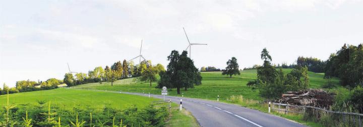 So werden sie künftig die Silhouette des Lindenbergs prägen. Die drei Windräder in der Gemeinde Beinwil werden von Weitem sichtbar sein. Bild: zg