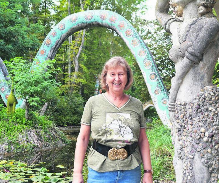 Daniela Krucker im Bruno-Weber-Park. Hier taucht sie mit Besucherinnen und Besucher in die Welt des Künstlers ein. Bild: Annemarie Keusch