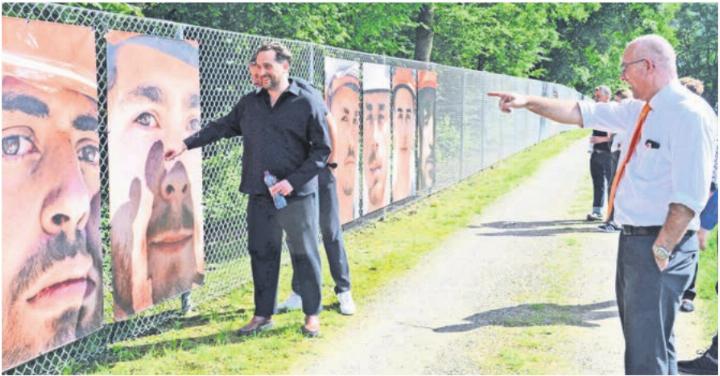 Markus Blocher (rechts), hier bei der Eröffnung der Freiluftausstellung «Bauwerk» auf dem Betriebsgelände, rechnet mit einer steigenden Nachfrage und investiert darum in die Produktionssteigerung. Bild: Archiv