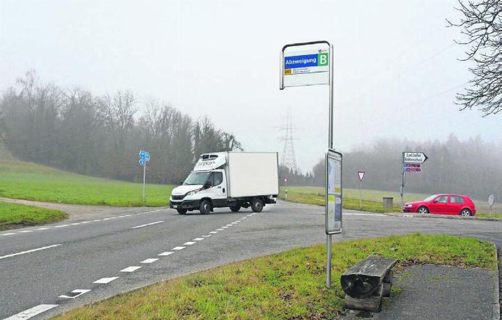 Das Abbiegen von Rottenschwil her kommend auf die Mohrentalstrasse ist gerade zu Stosszeiten mit Warten verbunden.