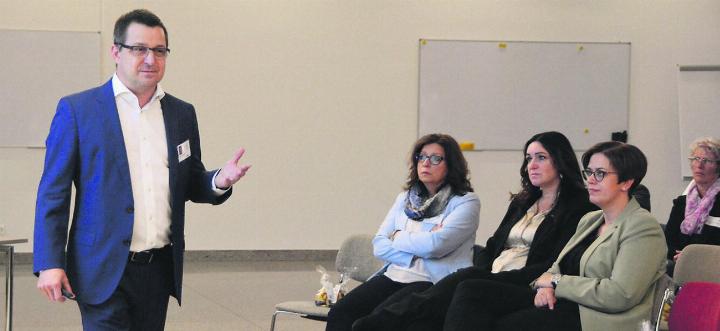 Versucht, Verständnis für die Herausforderungen am Spital Muri zu schaffen: CEO Daniel Strub während seines Referates. Bild: Annemarie Keusch