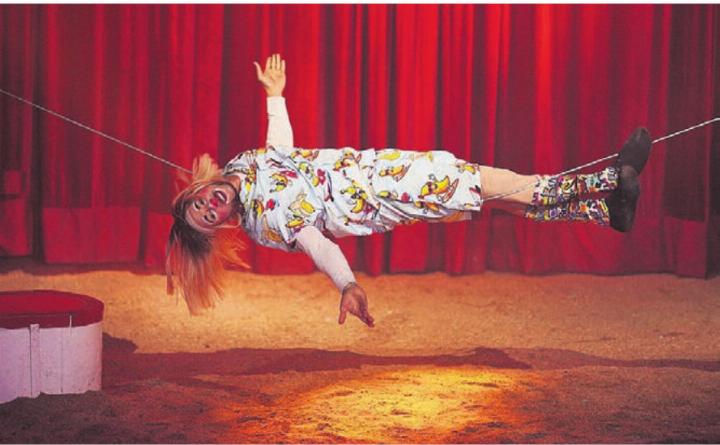 Natürlich gehören auch Clowns zum Programm des Zirkus Stey.    Bild: Alexander Leumann