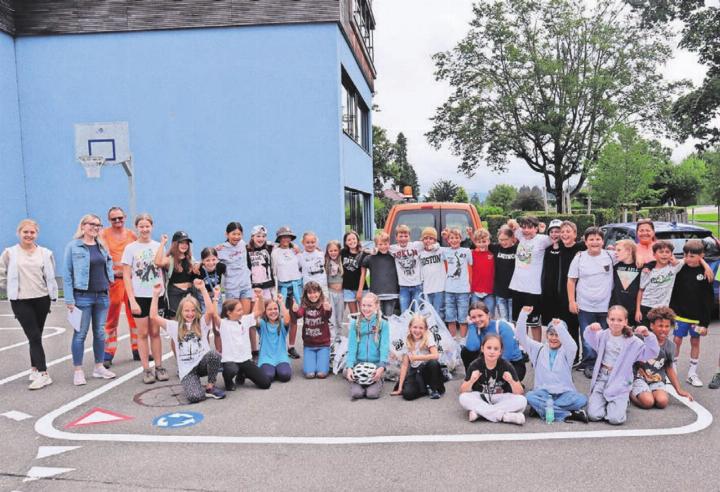 Die sichtlich zufriedene Gruppe Schülerinnen und Schüler, ihre Lehrerinnen und die Mitarbeitenden vom Bauamt nach der erfolgreichen Putzaktion. Bilder: vaw