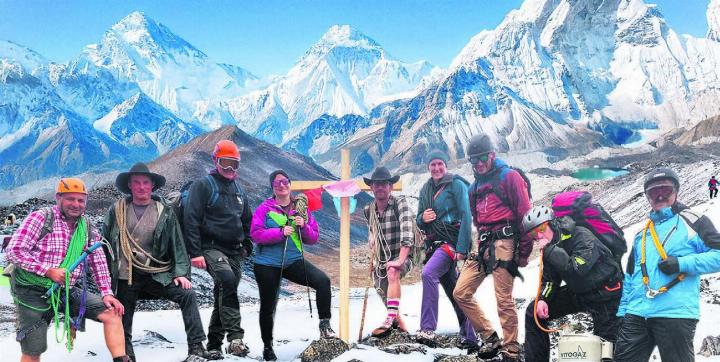Dank Fotomontage stehen die OK-Mitglieder der «Uszyt» vor den grössten Gipfeln des Himalajas. Bild: zg