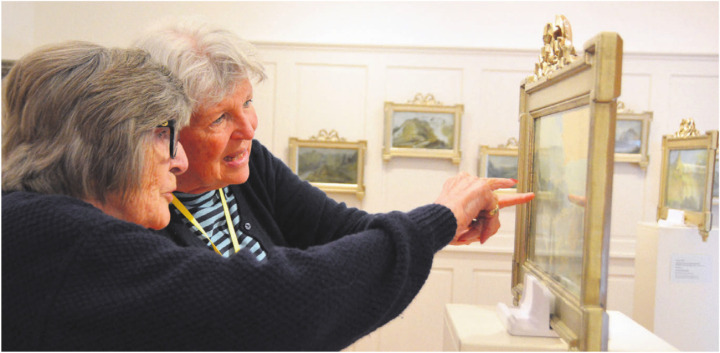 Bei den Bildern von Caspar Wolf geht Ccile Hoffelner (links) und Monika Knecht der Gesprächsstoff nie aus. Bild: Annemarie Keusch