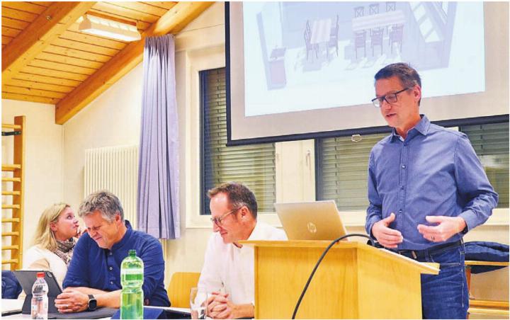 Gemeinderat Marcel Hohl (rechts) präsentiert die Visualisierung für den neuen Gruppenraum im ersten Obergeschoss des Schulhauses Kallern. Neben ihm von links: Nadja Koch, Bernhard Koch und Gemeindeammann Christian Widmer. Bild: Thomas Stöckli Gemeinderat Marcel Hohl (rechts) präsentiert die Visualisierung für den neuen Gruppenraum im ersten Obergeschoss des Schulhauses Kallern. Neben ihm von links: Nadja Koch, Bernhard Koch und Gemeindeammann Christian Widmer. Bild: Thomas Stöckli