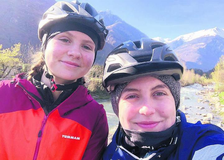 In Biaschina im Tessin hat man eine erste Etappe der Route geschafft: Clara Holloway (links) und Pascale Lörtscher. Bilder: zg