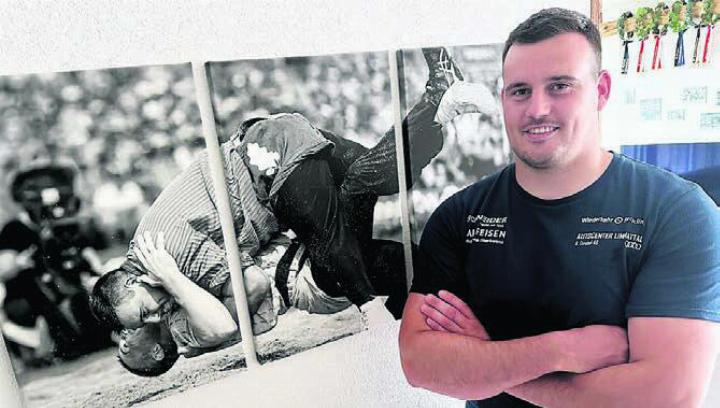 Bereit für grosse Taten. Joel Strebel steht vor dem Bild, das einen seiner grössten Würfe zeigt: den Sieg gegen Königsanwärter Samuel Giger am ESAF 2022. Bild: spr