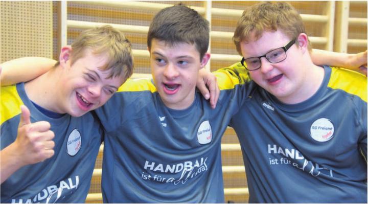 Die drei Handballfreunde Simon, Silvan, Silas (von links) freuen sich über den Sieg am Heimturnier. Bilder: Stefan Sprenger / Werner Nussbaum