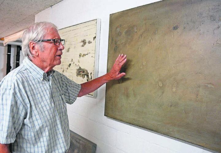 Dieses Bild erinnert Hans Hari an den Eingangsbereich eines Hauses. «Eine Wand, die immer wieder überstrichen wurde und an der viele Möbel gekratzt und die Menschen ihre Spuren hinterlassen haben.» Bild: Chregi Hansen