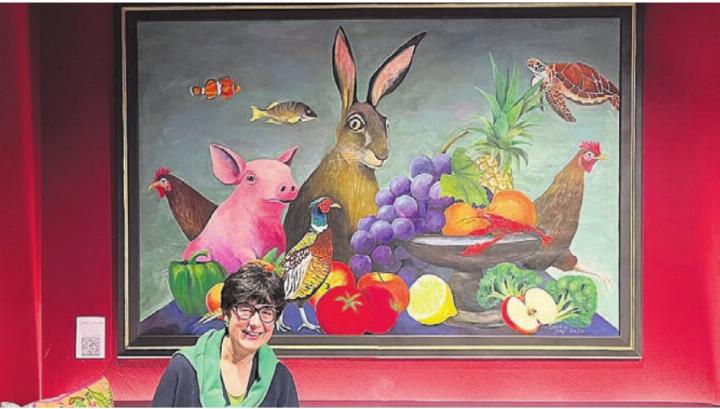 Künstlerin Sandra Graf präsentiert ihr Werk im Restaurant Leo. Bild: wam