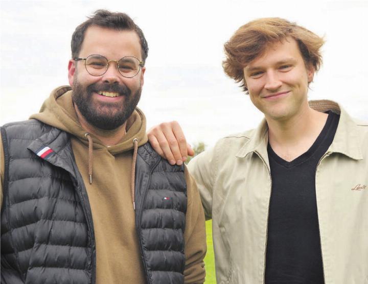 Sie machten aus dem Film «Lang lebe Ned Devine» die Theater-Mundartfassung «Uf de Ned Devine»: Patrick Grob (links) und Jonas Arnet. Bild: Annemarie Keusch