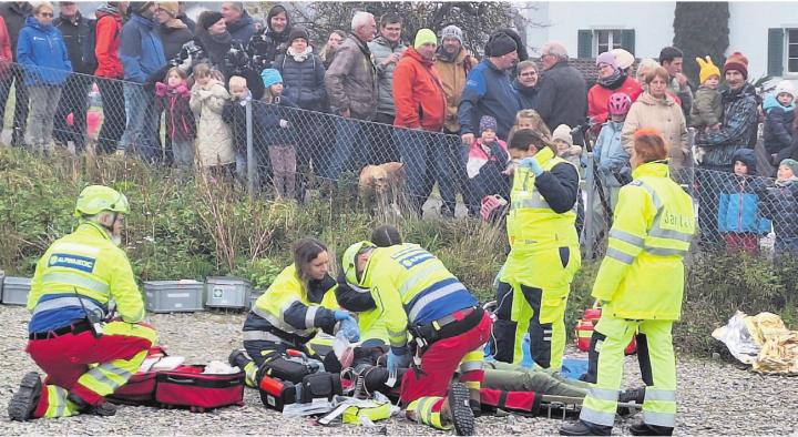 Arbeiten Hand in Hand: Angehörige der Feuerwehr und der Sanität zum Wohle des Verletzten. Bilder: Monica Rast