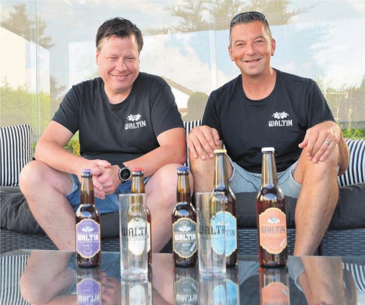 Marcel Schön (links) und Kilian Steimen mit ihrem «Waltin 1085»-Sortiment, zu dem auch passende Gläser gehören. Bild: Annemarie Keusch