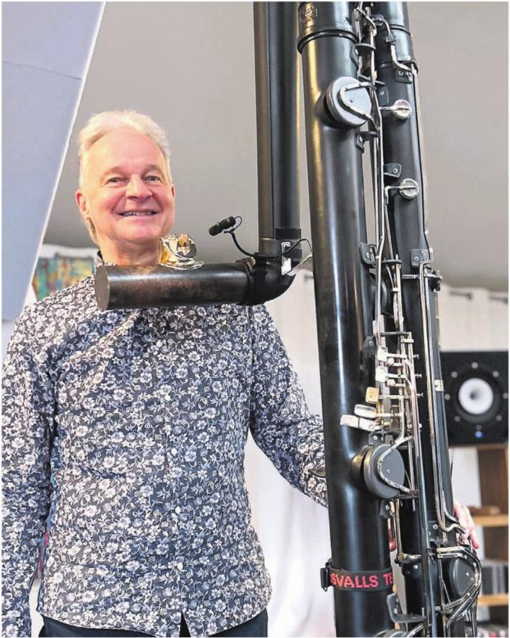 Stefan Keller hat zig Schülerinnen und Schülern an den Musikschulen Bremgarten und Mutschellen das Spielen von Flöten und Querflöten beigebracht. Nun in seinem Ruhestand konzentriert er sich unter anderem auf seine Nische mit der Subkontrabassflöte.
Bild: Sabrina Salm