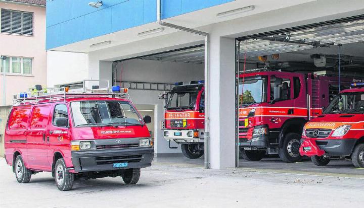 In die Jahre gekommen: Der Toyota Hiace (links) der Feuerwehr Sins-Abtwil soll ersetzt werden. Bild: zg