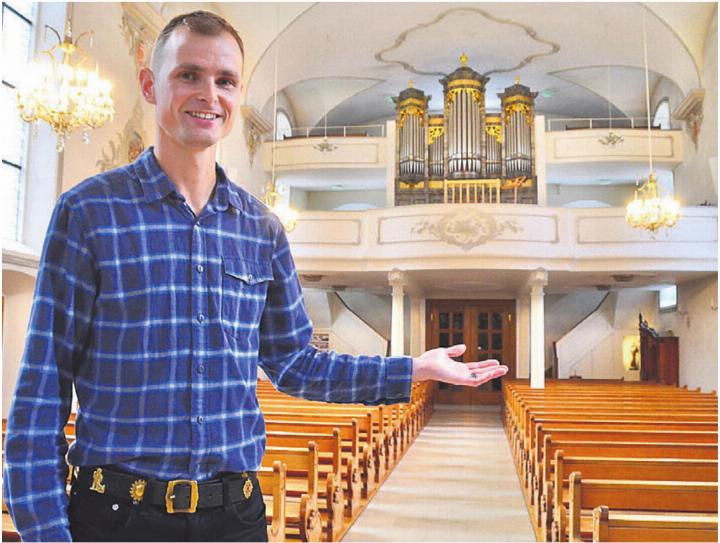 Seelsorger Claudio Gabriel heisst willkommen zum Schlagergottesdienst in der Kirche Oberlunkhofen.