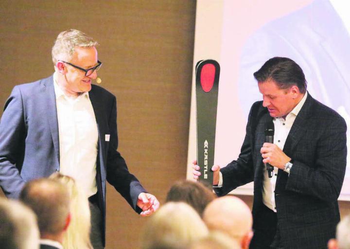 Gemeindeammann Arsène Perroud (links) interviewte Urs Lehmann – und stellte eine Frage zu seinen «Kästle»-Ski. Bilder: Stefan Sprenger