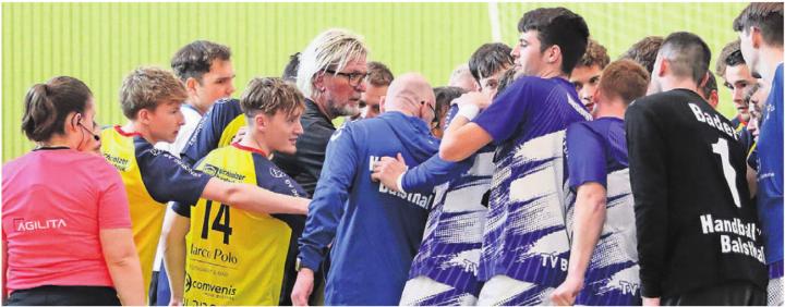 Wenn Sport zur Nebensache wird: Wohlen Mutschellen (in Gelb) und Balsthal rücken nach dem Unfall zusammen. Bild: Jan Gelpke