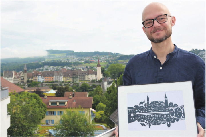 Markus Eichhorn wurde von der Kulisse der Bremgarter Altsstadt inspiriert. Die Skyline hat er in einem Scherenschnitt festgehalten.Bild: Sabrina Salm Markus Eichhorn wurde von der Kulisse der Bremgarter Altsstadt inspiriert. Die Skyline hat er in einem Scherenschnitt festgehalten.Bild: Sabrina Salm