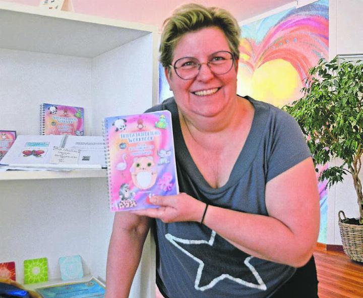 Daniela Gamper möchte mit ihrem Buch und ihren Karten für mehr Bewegung von Kindern sorgen. Bild: Roger Wetli