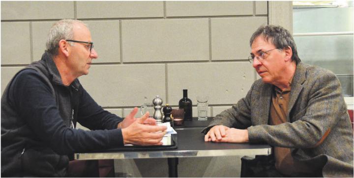 Es gibt Aspekte, da sind sie sich einig. Grundsätzlich aber ist Stefan Staubli (links), Präsident Muri Energie Forum, für die Einführung von Tempo 30 auf allen Gemeindestrassen, SVP-Präsident Roman Roth lehnt dieses Vorhaben entschieden ab. Bild: Annemarie Keusch Es gibt Aspekte, da sind sie sich einig. Grundsätzlich aber ist Stefan Staubli (links), Präsident Muri Energie Forum, für die Einführung von Tempo 30 auf allen Gemeindestrassen, SVP-Präsident Roman Roth lehnt dieses Vorhaben entschieden ab. Bild: Annemarie Keusch