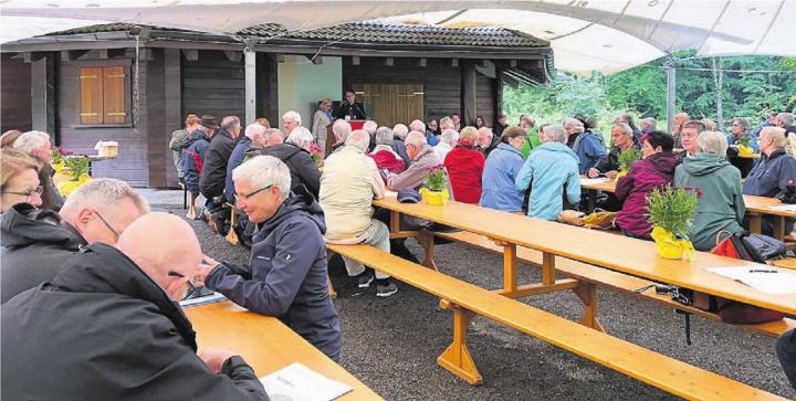 Dem Regen getrotzt: Die Ortsbürgerinnen und Ortsbürger hatten immerhin ein schützendes Zeltdach über dem Kopf. Bilder: Walter Minder