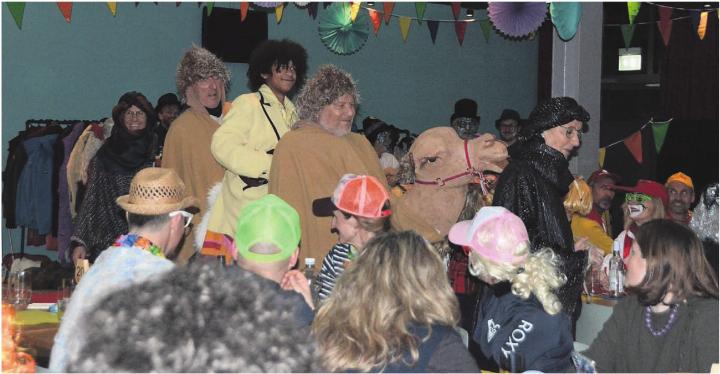 Das Kamel bahnt sich samt Prinz und Kameltreiberinnen den Weg durch das Ars Anima. Der Auftritt von «s Winigers». Bild: Annemarie Keusch