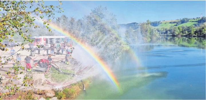 Für einmal wurden die Leitungen zum Spass der Besucher und für gute Fotosujets ausgelegt. Denn Wasser gabs genug zum Spritzen. Bilder. Verena Anna Wigger