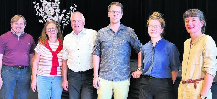 Informierten über die verschiedenen Teilbereiche des Entwicklungsrichtplans Dorf, von links: Gemeinderat Jakob Sidler, Leiterin Bau und Planung Uschi Ulrich, Gemeindeammann Josef Huwiler, Adrian Duss vom Planer-Büro Kip sowie Silja Dietiker und Jannine Stüdeli vom Planer-Büro Karo. Bild: rah