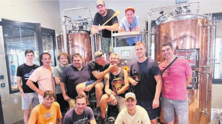Die Freiämter Tambouren bilden sich biertechnisch weiter. Bild: zg