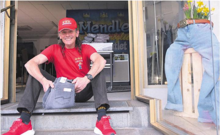 Armin Andermatt im Eingang seines neuen «Mendle machts möglich Jeans-Outlet und Secondhand». Morgen Mittwoch, 1. April, steht die Eröffnung an.
Bild: Annemarie Keusch