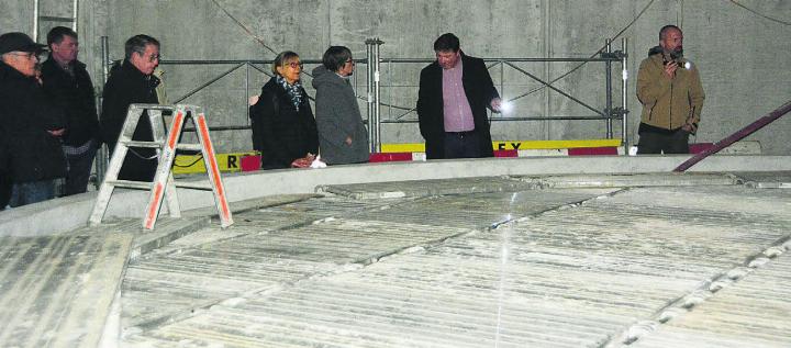 Der Gemeindesaal verfügt über einen zweiten Stock, der bestuhlbar ist. Die Galerie über dem Saal ist aktuell noch abgedeckt. Künftig wird man von hier in den Saal blicken können. Bilder: Roger Wetli