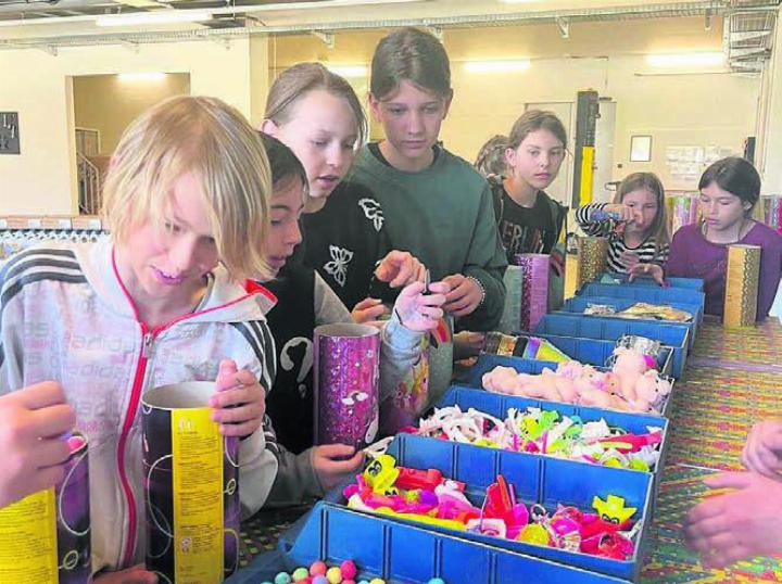 Ihre eigene Tischbombe füllen konnten die Kids, welche an der Fabrikbesichtigung in Schinznach-Dorf dabei waren. Bild: zg