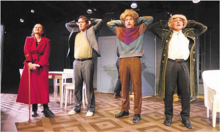 Die Irrenärztin (Esther Schweizer) enthüllt sich ihren Patienten (Urs Albrecht, Franky Weber, Hans Jörg Gygli v. l.) 
Bilder: Gianna Schläpfer