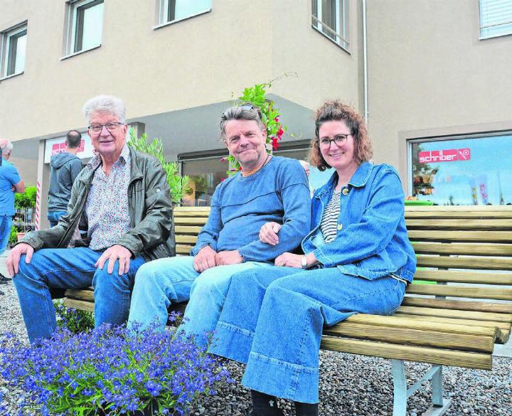 Sie erfreuen sich an der neuen Sitzbank, von links: André Stierli, Präsident des Vereins Wohnliches Muri-Dorf, sowie Udo und Miriam Wanninger, die die Bank sponserten und ihr einen Platz gaben. Bild: Annemarie Keusch