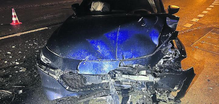Die Kollision war heftig. Warum es zum Unfall kam, steht noch nicht fest. Bild: zg