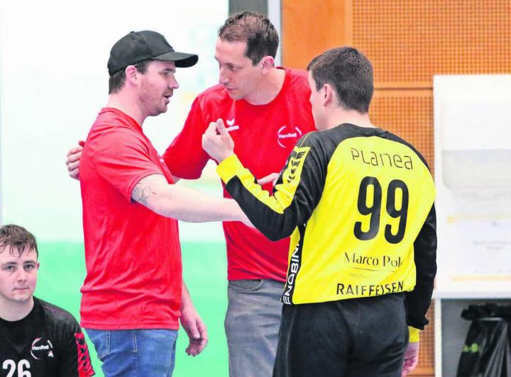 Andreas Stierli (links) und Stefan Sprenger (Mitte) mit Wohlen-Goalie Carlos Caforio. Das Duo hat nach dem überraschenden Rücktritt von Ingmar Steiger das Team interimsmässig übernommen. Bild: Jan Gelpke