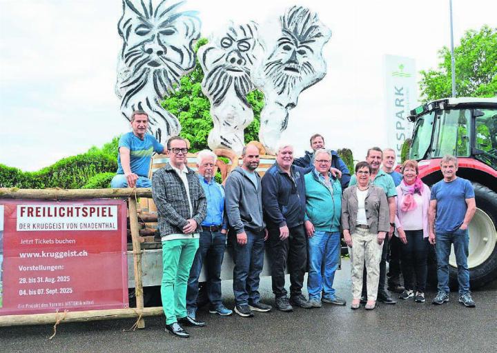 Deutliches Zeichen, dass Grosses bevorsteht. Mitglieder des OKs, des Bauteams und der Schauspielcrew bei der Präsentation der Werbeskulpturen, die an den Dorfeingängen aufgestellt werden. Bilder: Chregi Hansen