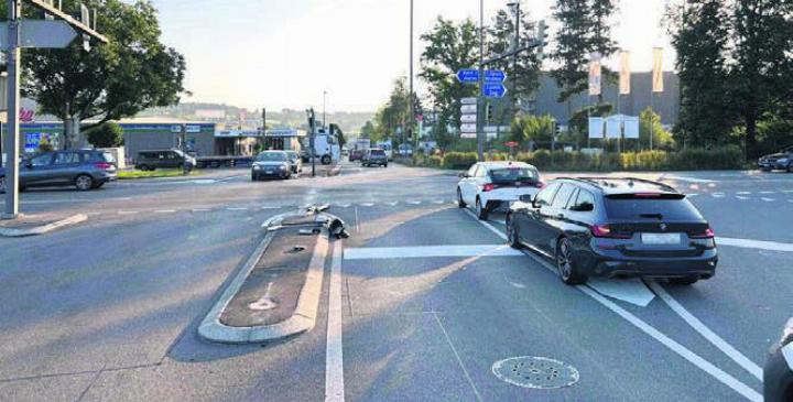 Der junge Lenker raste links an einer stehenden Kolonne vorbei über die Kreuzung und touchierte dabei Pfosten und Lichtsignalmast. Bild: pz