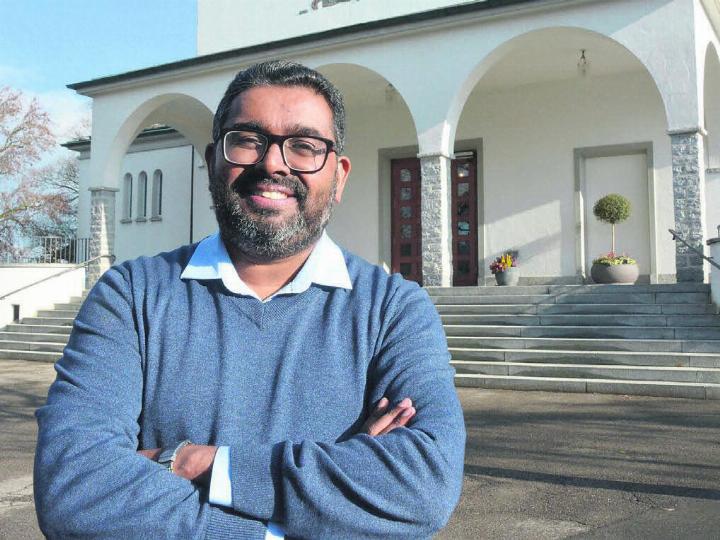 Kaplan Biju Scaria vor der katholischen Kirche in Muri – er fühlt sich wohl in seinem neuen Wirkungsgebiet. Bild: Annemarie Keusch