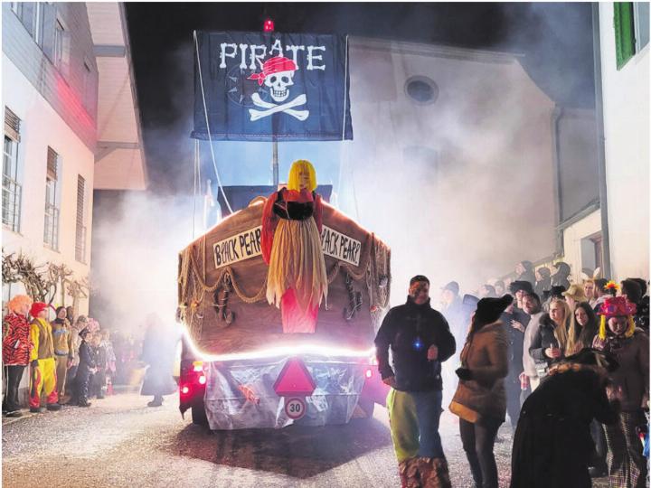 Es ist immer wieder ein besonderes Erlebnis, wenn sich die grossen Fasnachtswagen durch die engen Strassen schlängeln. In zwei Wochen ist es in Hägglingen wieder so weit. Bild: Archiv