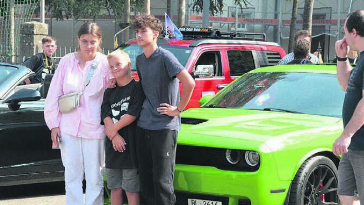 Posieren vor dem schnellen Auto – für die Kinder ist es ein Highlight. Bild: ake