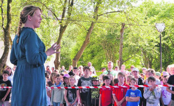 Monja van Wegberg, Schulleiterin Mittelstufe, freute sich, den Platz mit allen Kindern und Eltern einzuweihen. Bilder: Annemarie Keusch