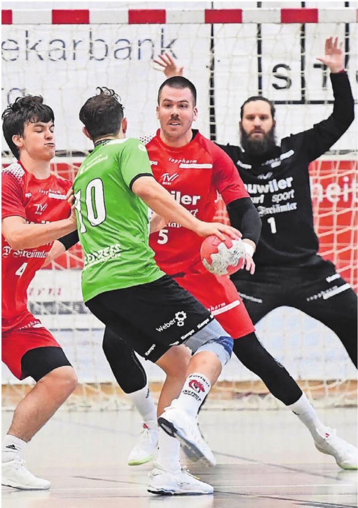 Die Murianer Abwehr kassiert in der zweiten Halbzeit nur 12 Gegentore. Von links: Levi Wey, Jan Heusi und Goalie Ursin Schleiss (hinten). Bild: tvm